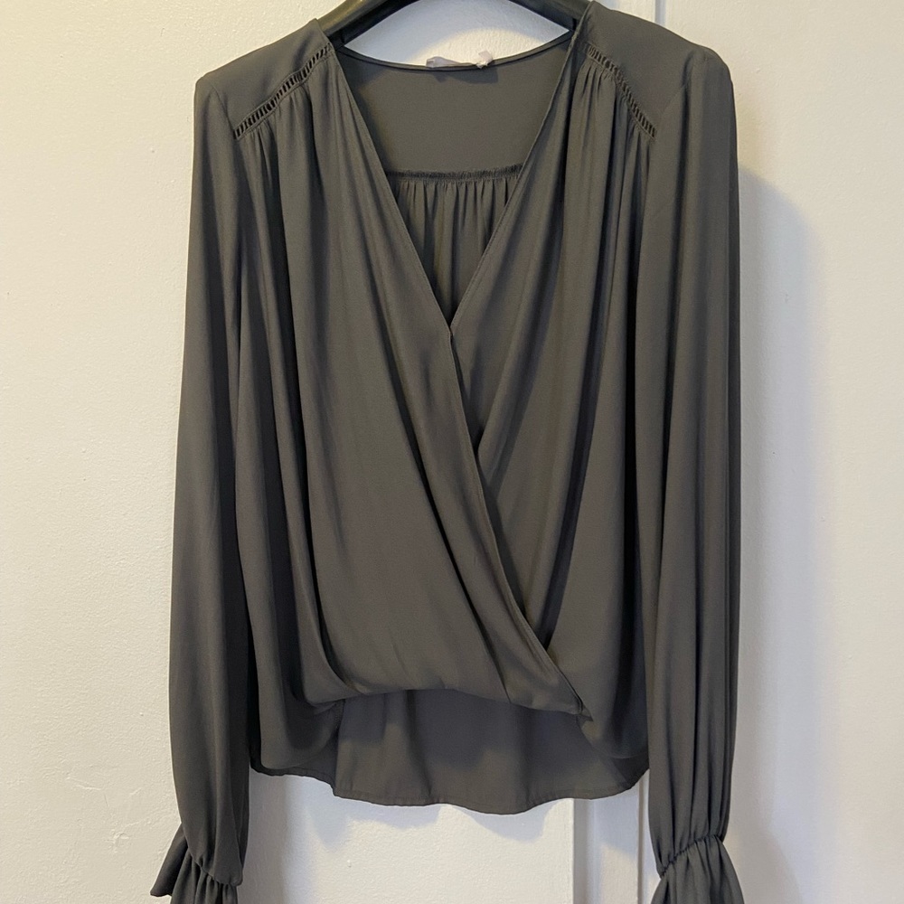 Lush green crossing blouse with button and flared sleeve. Just like new!